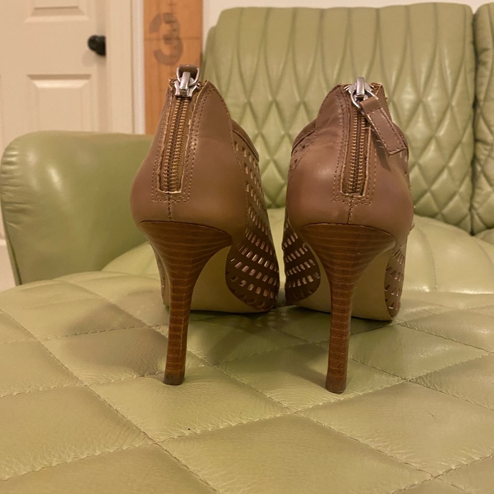 Tahari Ladies size 7 shoes - Worn maybe once or twice - heel to high for me! - Picture 3 of 4